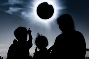 La protección de ojos no es por el eclipse sino por los rayos del sol – Denis Martinez – Astronomo