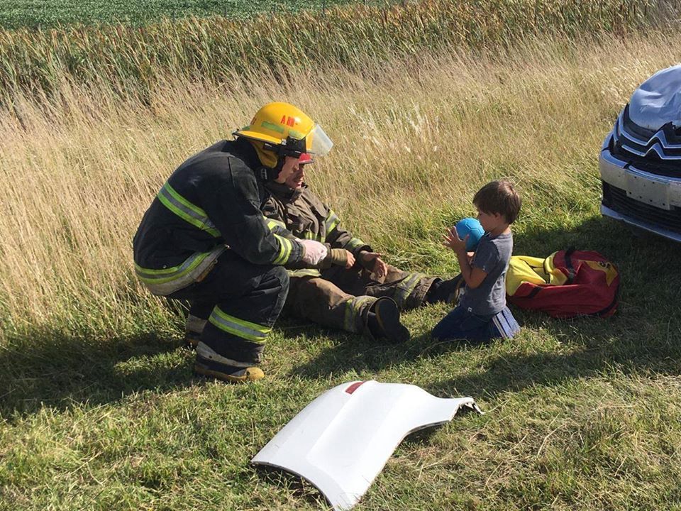 En este momento estás viendo “Este es un trabajo en conjunto” – Cristian Cáceres – El bombero con un gesto humano e infantil para contener a un menor tras un accidente