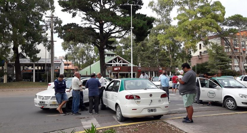 “El concejo ya aprobó. Falta la firma del intendente” – Municipalidad vallada por taxis