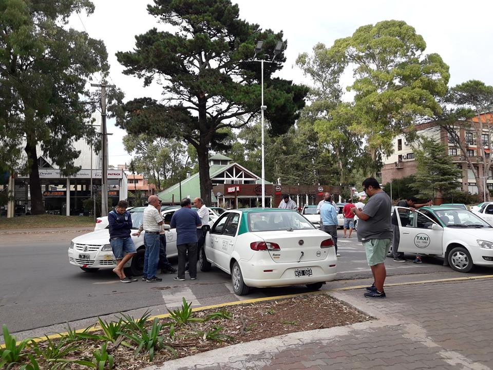 “El concejo ya aprobó. Falta la firma del intendente” – Municipalidad vallada por taxis
