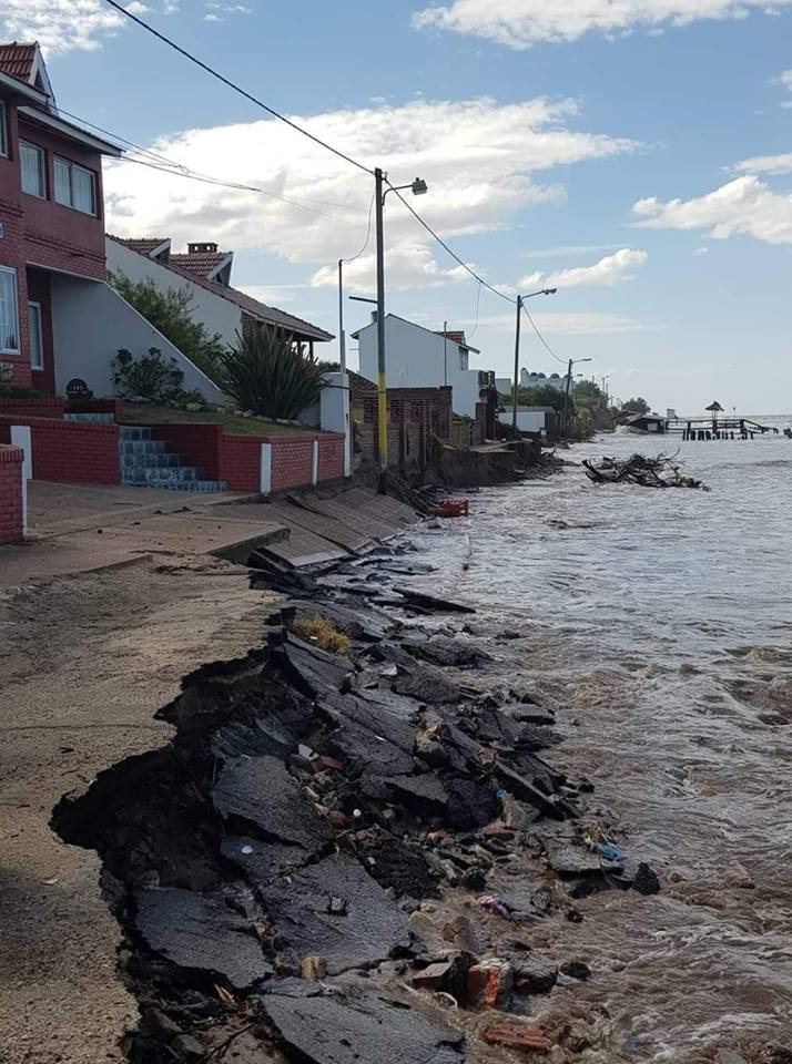 “El mar se comió el asfalto. Ya entró a las casas. Las cloacas están a la vista”