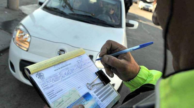 ¿Quiénes sí y quiénes no pueden renovar la licencia de conducir sin pagar antes las multas?